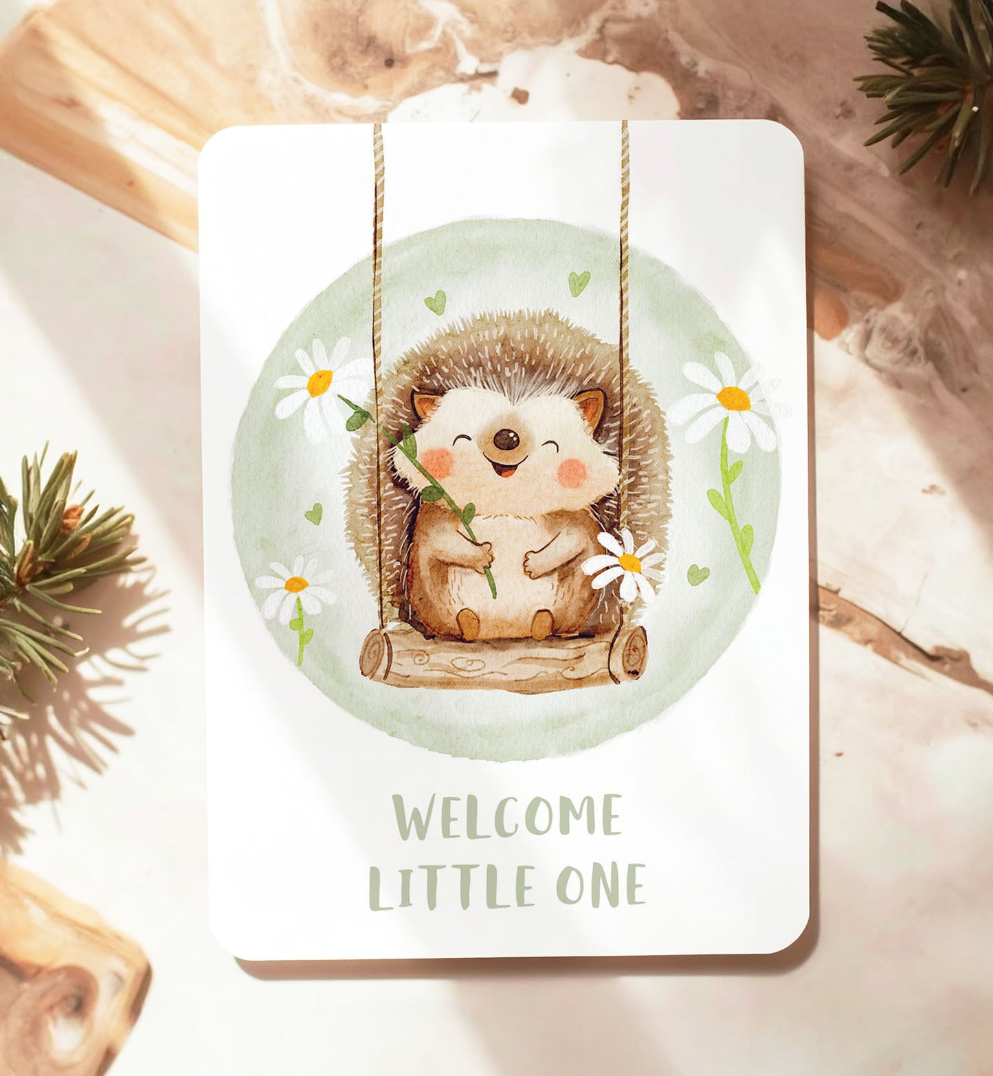 Kaart felicitatie geboorte baby egel op schommel met bloemen ansichtkaart