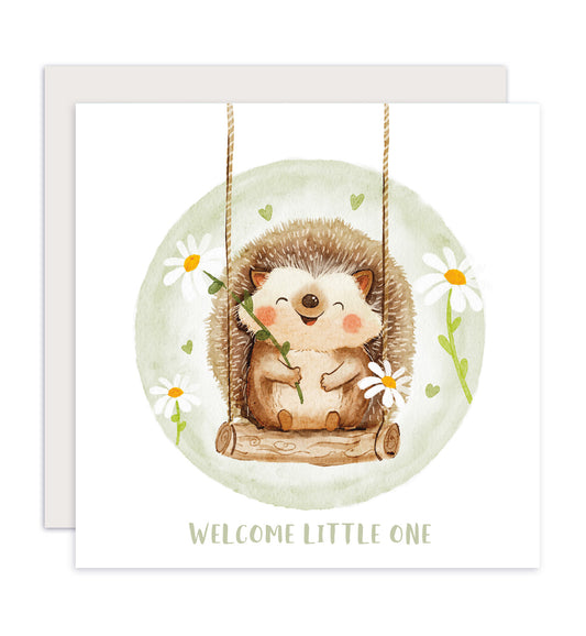 Kaart felicitatie geboorte egel op schommel met bloemen baby
