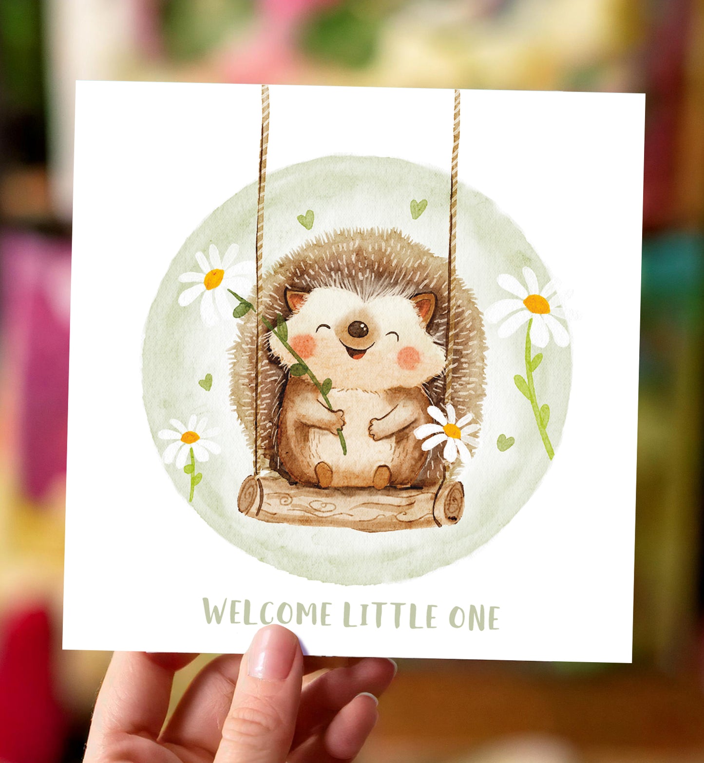 Kaart felicitatie geboorte egel op schommel met bloemen baby