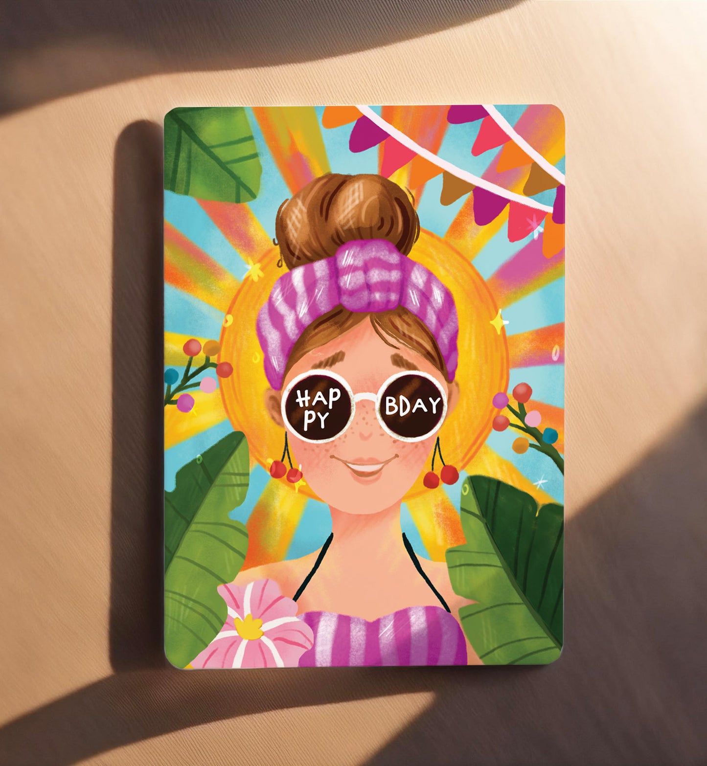 Kaart verjaardag vrouw met zonnebril en zon happy birthday zomer ansichtkaart