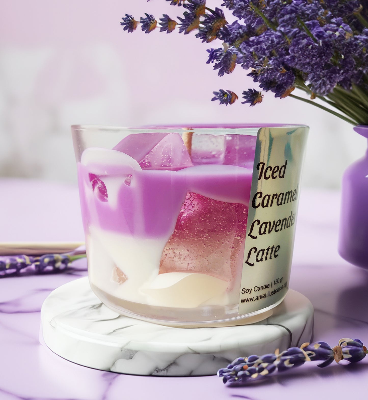 Geurkaars Iced Caramel Lavendel Latte Macchiato Koffie Drink Lente Zomer Dessert Kaars
