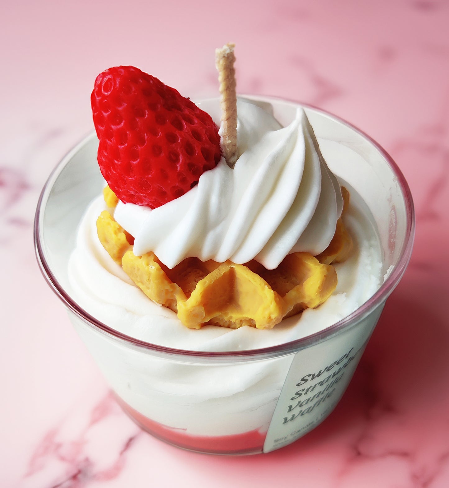 Geurkaars Sweet Strawberry Vanilla Waffle Wafel Aarbei Lente Zomer Dessert Kaars